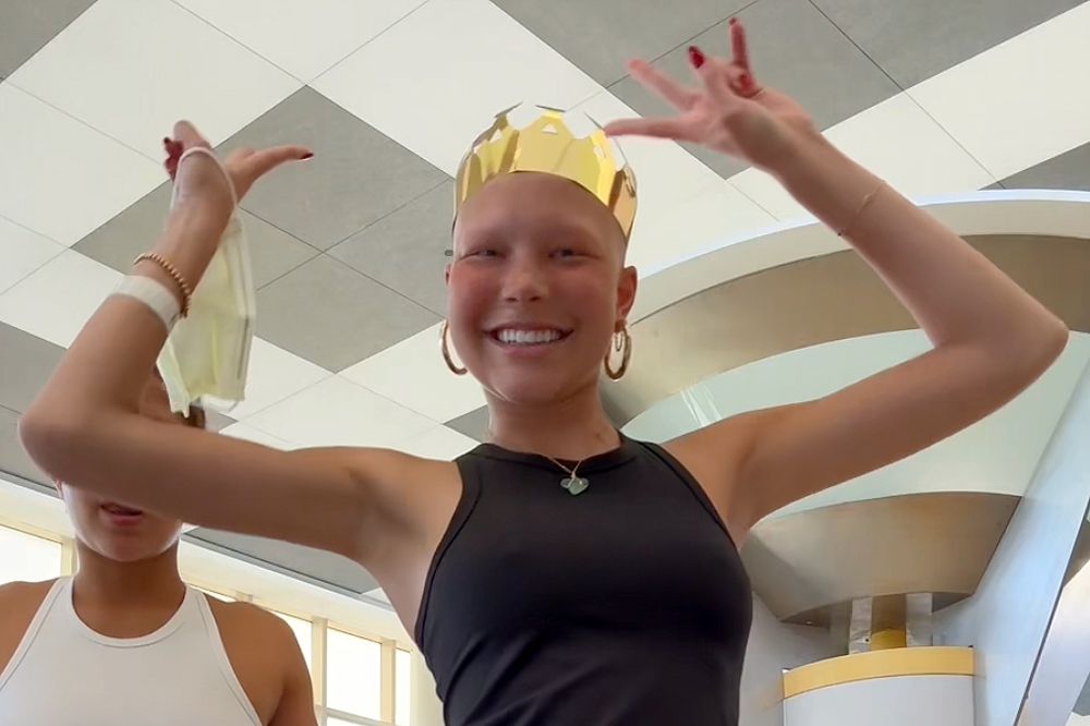 After 4 rounds of chemotherapy, Isabella Strahan rings the bell